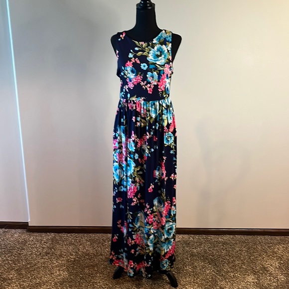 Wanna B Dresses & Skirts - Maxi dress with pockets